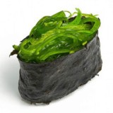 Суши Гункан с водорослями чука